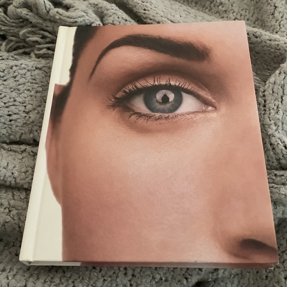 BOBBi BROWN BEAUTY Book - Picture 2 of 3